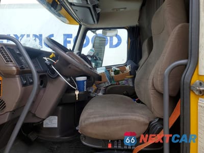 Piąte zdjęcie samochodu w środku: 2017 VOLVO VNL SEMI TRUCK VIN:4V4NC9EH2HN976171 - miniatura