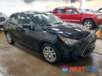 Czwarte zdjęcie samochodu z boku: 2017 TOYOTA YARIS IA BASE VIN:3MYDLBYV1HY187806 - miniatura