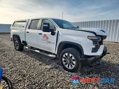 Czwarte zdjęcie samochodu z boku: 2023 CHEVROLET SILVERADO K2500 CUSTOM VIN:1GC4YME71PF105208 - miniatura