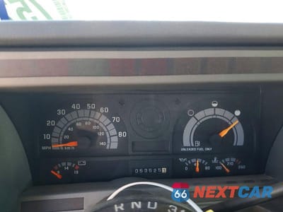 Zdjęcie 8 z 10 samochodu: 2001 CHEVROLET C6 BOX TRUCK VIN:1GBJ6H1E61J508565 - miniatura