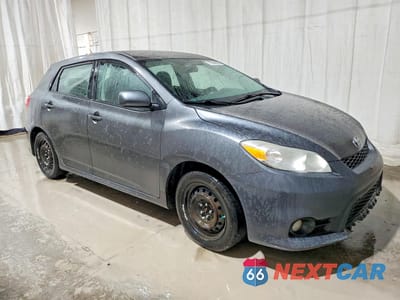 Czwarte zdjęcie samochodu z boku: 2013 TOYOTA MATRIX L VIN:2T1KU4EE3DC954858 - miniatura