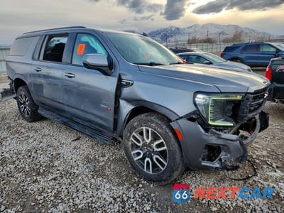 Czwarte zdjęcie samochodu z boku: 2021 GMC YUKON XL K1500 AT4 VIN:1GKS2HKD7MR281625 - miniatura