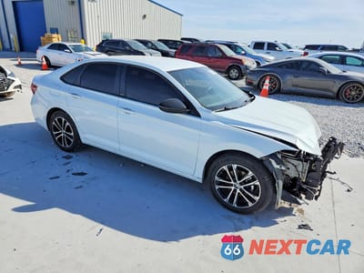 Czwarte zdjęcie samochodu z boku: 2024 VOLKSWAGEN JETTA SPORT VIN:3VWBM7BU1RM086724 - miniatura