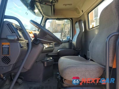 Piąte zdjęcie samochodu w środku: 2018 VOLVO VNL SEMI TRUCK VIN:4V4N39EH9JN892757 - miniatura