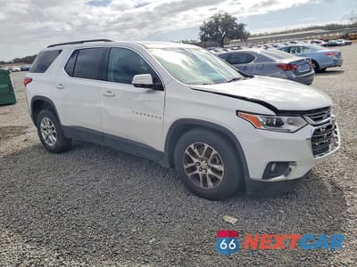 Czwarte zdjęcie samochodu z boku: 2020 CHEVROLET TRAVERSE LT VIN:1GNERGKW0LJ178454 - miniatura