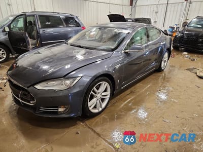 2015 TESLA MODEL S 5YJSA1E15FF114115 - główne zdjęcie licytacji z USA - miniatura