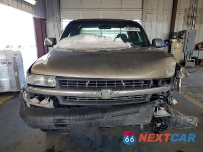 Piąte zdjęcie samochodu w środku: 2001 CHEVROLET SILVERADO K1500 VIN:1GCEK19T51E117662 - miniatura