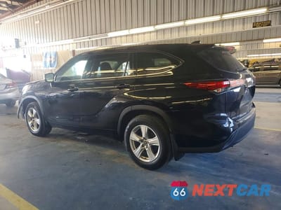 Drugie zdjęcie samochodu z przodu: 2021 TOYOTA HIGHLANDER LE VIN:5TDBZRBH6MS115419 - miniatura