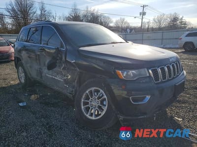 Czwarte zdjęcie samochodu z boku: 2020 JEEP GRAND CHEROKEE LAREDO VIN:1C4RJFAG9LC158357 - miniatura