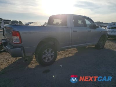 Trzecie zdjęcie samochodu z tyłu: 2022 RAM 2500 BIG HORN/LONE STAR VIN:3C6UR5DL2NG195621 - miniatura