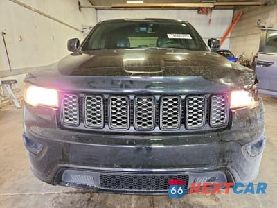 Piąte zdjęcie samochodu w środku: 2018 JEEP GRAND CHEROKEE LAREDO VIN:1C4RJFAG9JC389174 - miniatura