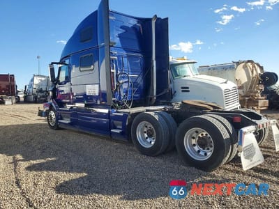 Trzecie zdjęcie samochodu z tyłu: 2018 VOLVO VNL SEMI TRUCK VIN:4V4NC9EH1JN888914 - miniatura