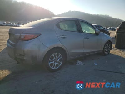 Trzecie zdjęcie samochodu z tyłu: 2016 SCION IA BASE VIN:3MYDLBZV9GY130248 - miniatura