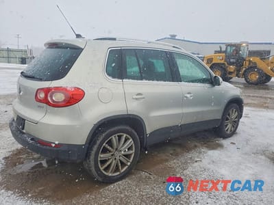 Trzecie zdjęcie samochodu z tyłu: 2011 VOLKSWAGEN TIGUAN S VIN:WVGAV7AXXBW539831 - miniatura