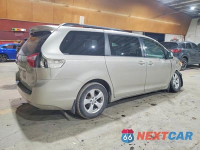 Trzecie zdjęcie samochodu z tyłu: 2017 TOYOTA SIENNA VIN:5TDKZ3DCXHS857939 - miniatura