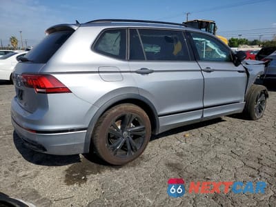 Trzecie zdjęcie samochodu z tyłu: 2024 VOLKSWAGEN TIGUAN SE R-LINE BLACK VIN:3VVCB7AX9RM051519 - miniatura