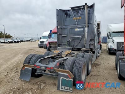 Czwarte zdjęcie samochodu z boku: 2018 VOLVO VN VNL VIN:4V4NC9EH4JN996668 - miniatura