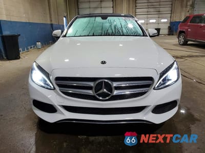 Piąte zdjęcie samochodu w środku: 2018 MERCEDES-BENZ C 300 4MATIC VIN:55SWF4KB0JU242058 - miniatura