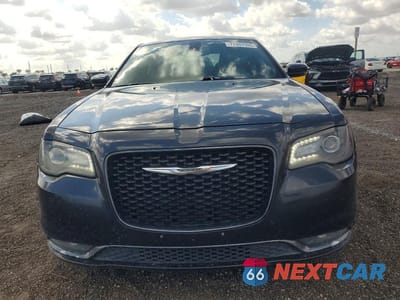 Piąte zdjęcie samochodu w środku: 2017 CHRYSLER 300 S VIN:2C3CCAGG2HH565701 - miniatura