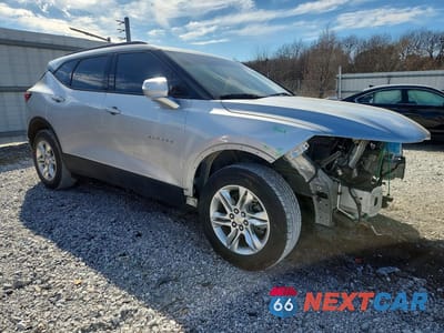 Czwarte zdjęcie samochodu z boku: 2021 CHEVROLET BLAZER 2LT VIN:3GNKBCRSXMS577438 - miniatura