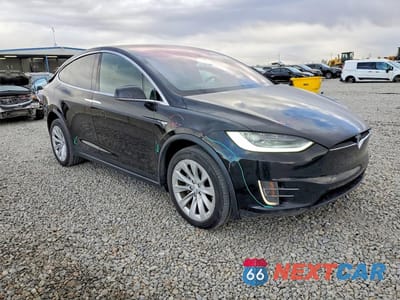 Czwarte zdjęcie samochodu z boku: 2017 TESLA MODEL X VIN:5YJXCBE20HF041799 - miniatura