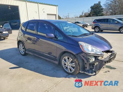 Czwarte zdjęcie samochodu z boku: 2010 HONDA FIT SPORT VIN:JHMGE8H48AC026253 - miniatura