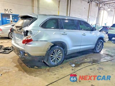 Trzecie zdjęcie samochodu z tyłu: 2018 TOYOTA HIGHLANDER XLE VIN:5TDJZRFH7JS914868 - miniatura