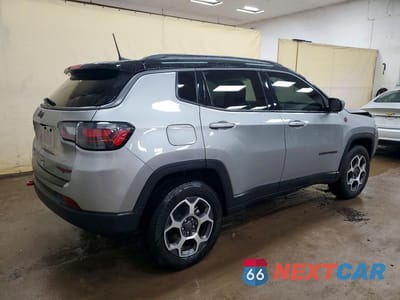 Trzecie zdjęcie samochodu z tyłu: 2022 JEEP COMPASS TRAILHAWK VIN:3C4NJDDB7NT104582 - miniatura