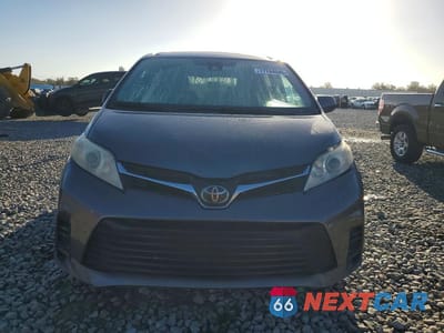 Piąte zdjęcie samochodu w środku: 2018 TOYOTA SIENNA LE VIN:5TDKZ3DC8JS903838 - miniatura