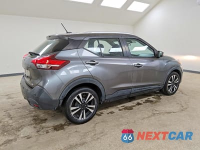 Trzecie zdjęcie samochodu z tyłu: 2020 NISSAN KICKS SV VIN:3N1CP5CV2LL479044 - miniatura