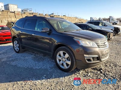Czwarte zdjęcie samochodu z boku: 2017 CHEVROLET TRAVERSE LT VIN:1GNKRGKD6HJ318385 - miniatura