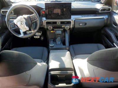 Zdjęcie 8 z 12 samochodu: 2024 TOYOTA TACOMA TRD SPORT VIN:3TMLB5FNXRM000489 - miniatura