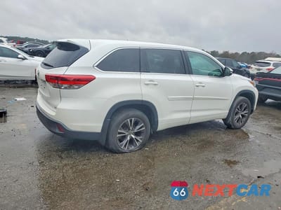 Trzecie zdjęcie samochodu z tyłu: 2017 TOYOTA HIGHLANDER LE VIN:5TDBZRFH7HS365560 - miniatura