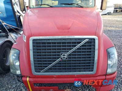 Zdjęcie 7 z 10 samochodu: 2007 VOLVO VNL SEMI TRUCK VIN:4V4NC9GH67N397809 - miniatura