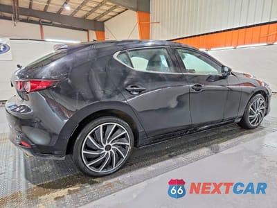 Trzecie zdjęcie samochodu z tyłu: 2020 MAZDA 3 PREFERRED VIN:JM1BPAMM1L1166534 - miniatura