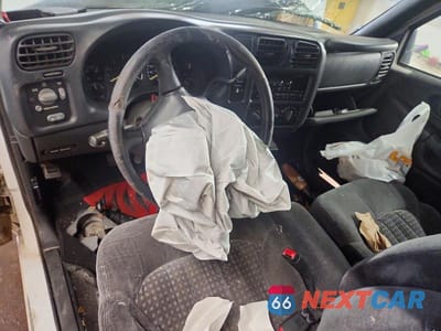 Zdjęcie 8 z 11 samochodu: 2001 CHEVROLET S TRUCK S10 VIN:1GCCS19W118123457 - miniatura