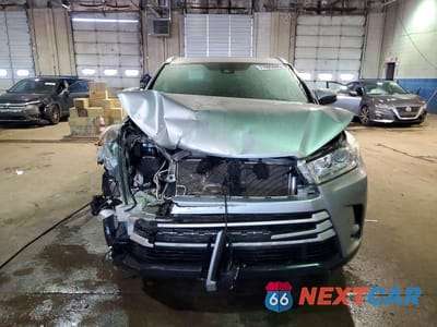 Piąte zdjęcie samochodu w środku: 2018 TOYOTA HIGHLANDER XLE VIN:5TDJZRFH7JS914868 - miniatura