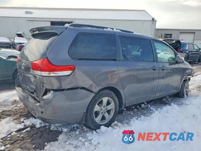Trzecie zdjęcie samochodu z tyłu: 2014 TOYOTA SIENNA LE VIN:5TDKK3DC1ES523413 - miniatura