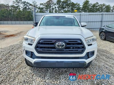 Piąte zdjęcie samochodu w środku: 2018 TOYOTA TACOMA SR VIN:5TFAX5GN8JX119017 - miniatura