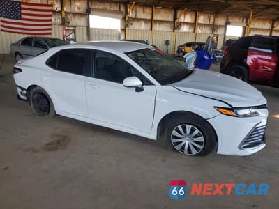 Czwarte zdjęcie samochodu z boku: 2023 TOYOTA CAMRY HYBRID LE VIN:4T1C31AK0PU601580 - miniatura