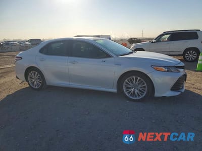 Czwarte zdjęcie samochodu z boku: 2018 TOYOTA CAMRY HYBRID XLE VIN:4T1B21HK1JU004420 - miniatura