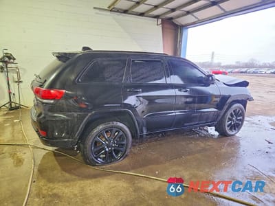 Trzecie zdjęcie samochodu z tyłu: 2020 JEEP GRAND CHEROKEE LAREDO VIN:1C4RJFAGXLC144967 - miniatura