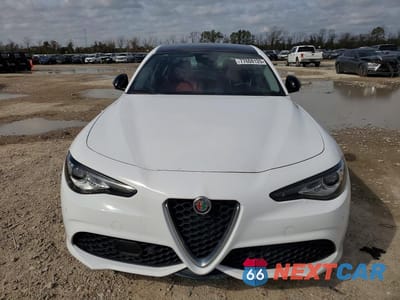 Piąte zdjęcie samochodu w środku: 2018 ALFA ROMEO GIULIA TI VIN:ZARFAECN5J7579562 - miniatura