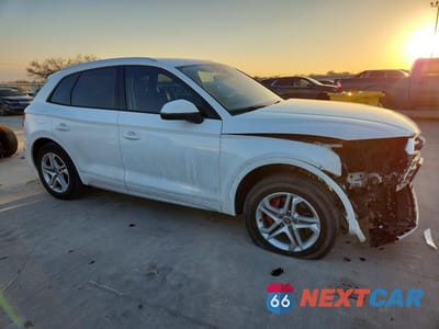 Czwarte zdjęcie samochodu z boku: 2018 AUDI Q5 PREMIUM VIN:WA1ANAFYXJ2101720 - miniatura
