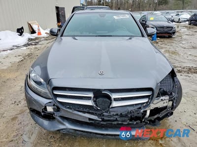 Piąte zdjęcie samochodu w środku: 2018 MERCEDES-BENZ C 300 4MATIC VIN:55SWF4KB4JU279145 - miniatura