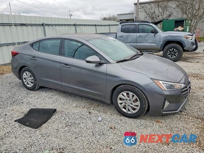 Czwarte zdjęcie samochodu z boku: 2019 HYUNDAI ELANTRA SE VIN:5NPD74LF4KH401223 - miniatura