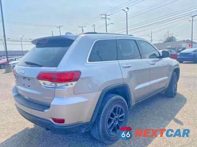 Czwarte zdjęcie samochodu z boku: 2020 JEEP GRAND CHEROKEE LAREDO VIN:1C4RJFAG3LC180905 - miniatura