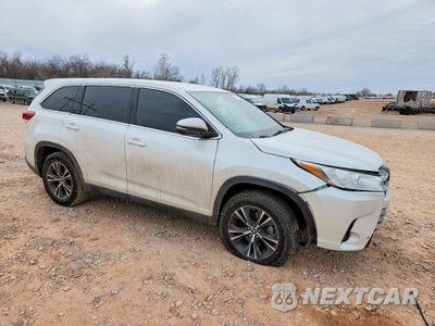Czwarte zdjęcie samochodu z boku: 2019 TOYOTA HIGHLANDER LE VIN:5TDZARFH9KS043130 - miniatura