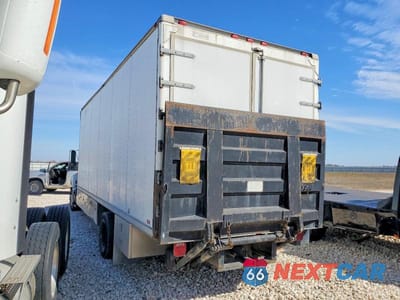 Trzecie zdjęcie samochodu z tyłu: 2001 CHEVROLET C6 BOX TRUCK VIN:1GBJ6H1E61J508565 - miniatura