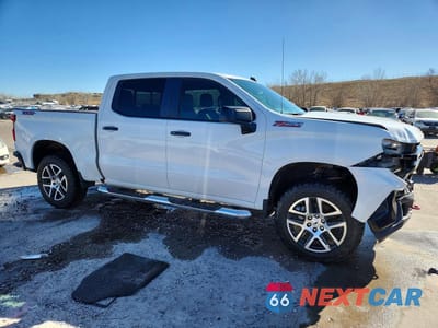Czwarte zdjęcie samochodu z boku: 2020 CHEVROLET SILVERADO K1500 LT TRAIL BOSS VIN:3GCPYFED6LG164956 - miniatura